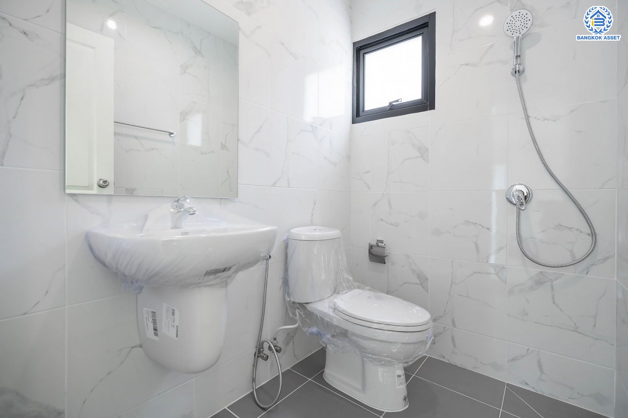 บ้านมือสองตกแต่งใหม่ โครงการ ชัยพฤกษ์ ทวีวัฒนา แบรนด์ LH เนื้อที่ 51 ตร.ว. ตอบโจทย์ทุกการอยู่อาศัย ด้วยฟังก์ชัน 3 ห้องนอน 2 ห้องน้ำ 1 ที่จอดรถ บนทำเลศักยภาพ เชื่อมต่อทางคู่ขนานลอยฟ้าบรมราชชนนี ใกล้ ม.มหิดล และเซ็นทรัลศาลายา